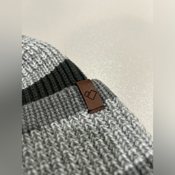 Obermeyer Men's Oakland Pom Beanie Grey Stripes Hat NWT Foldover Cuff Acrylic - Picture 5 of 8